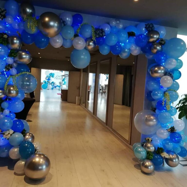 Arcadă albastră de baloane organică